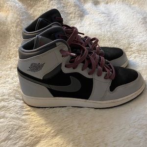 Jordan 1 retro wolf grey/black purple laces